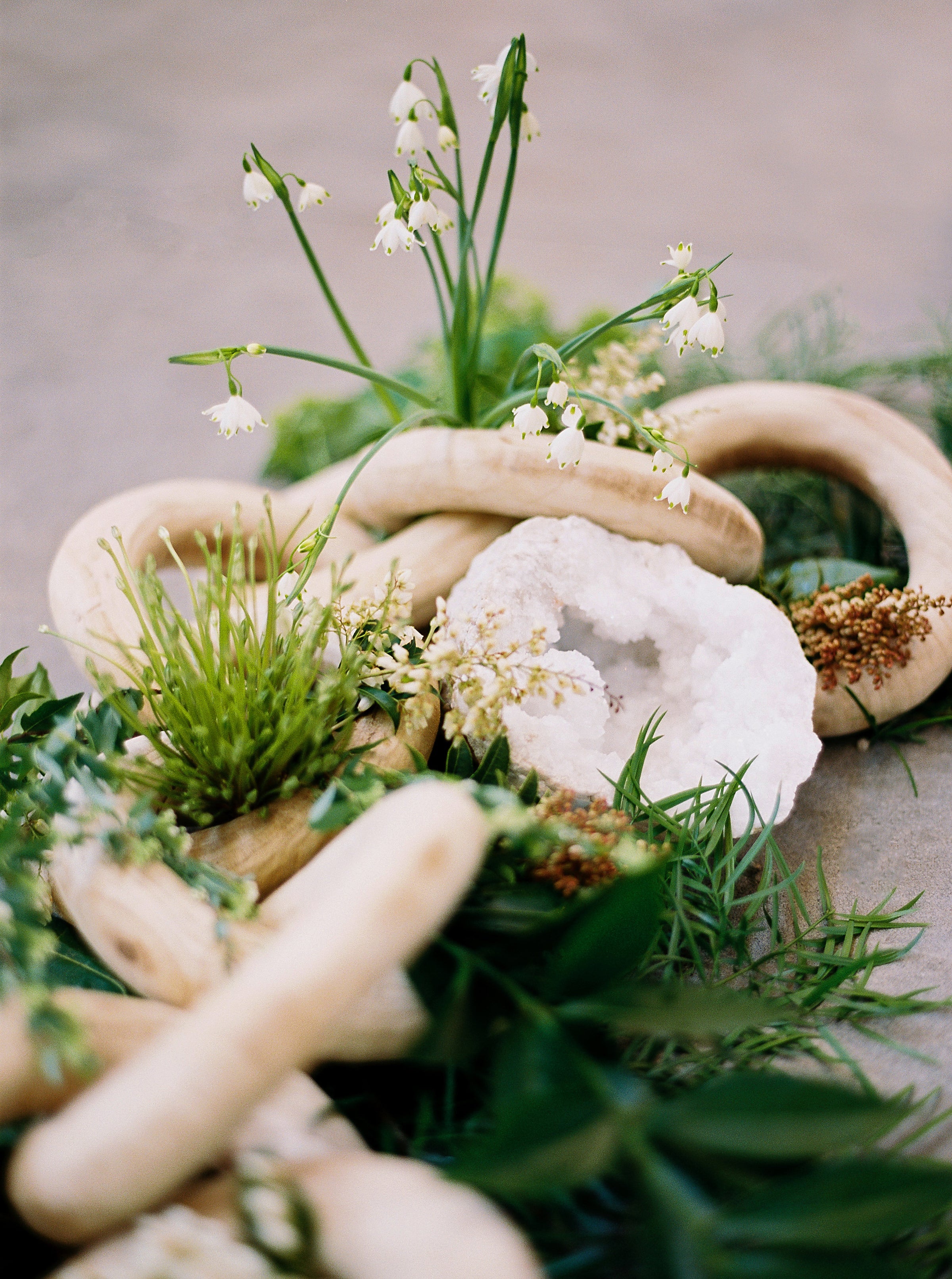 Alexandra Elise photo with flowers and wooden chain with a geode