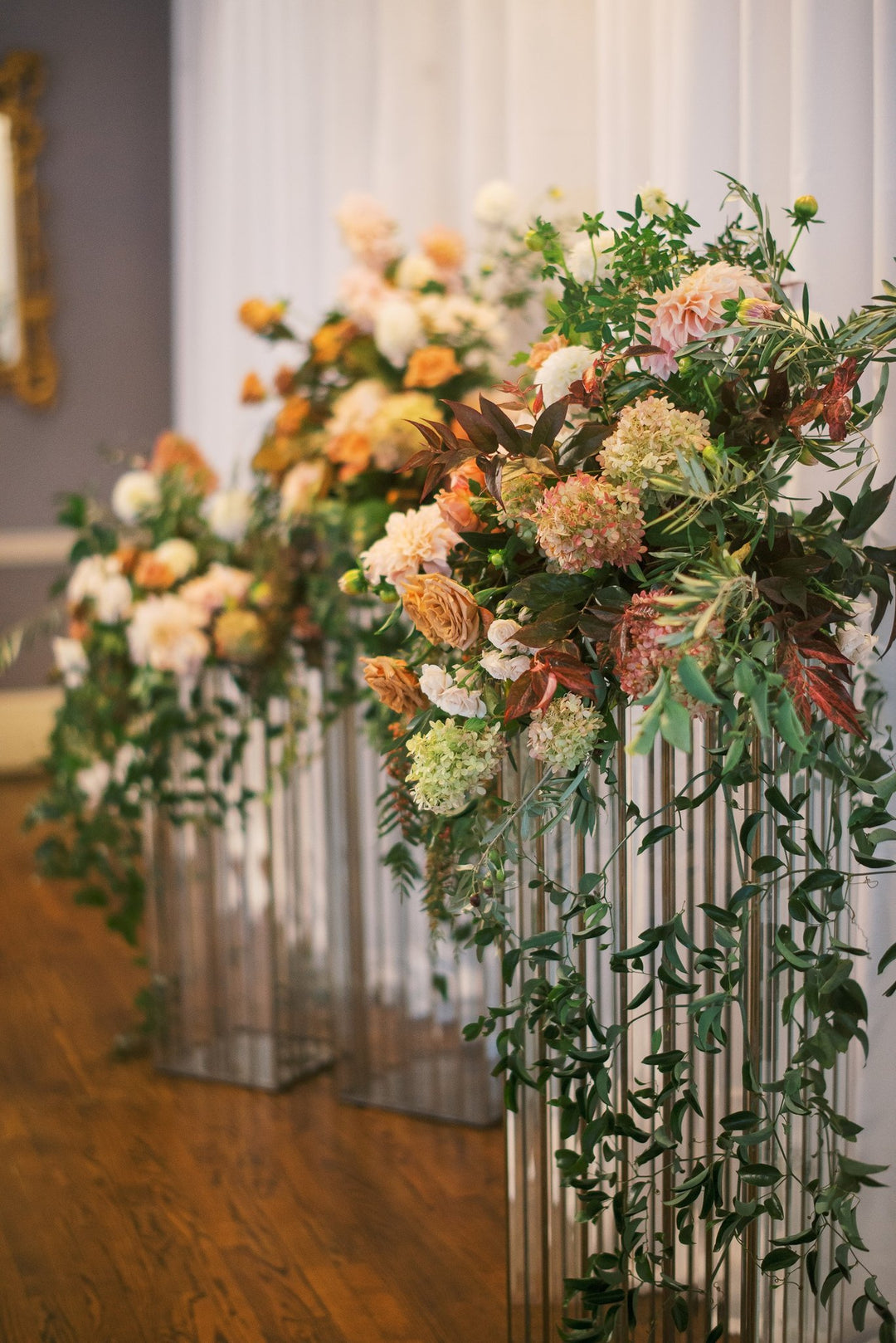 Faceted pedestals arrangements with fall neutral flowers