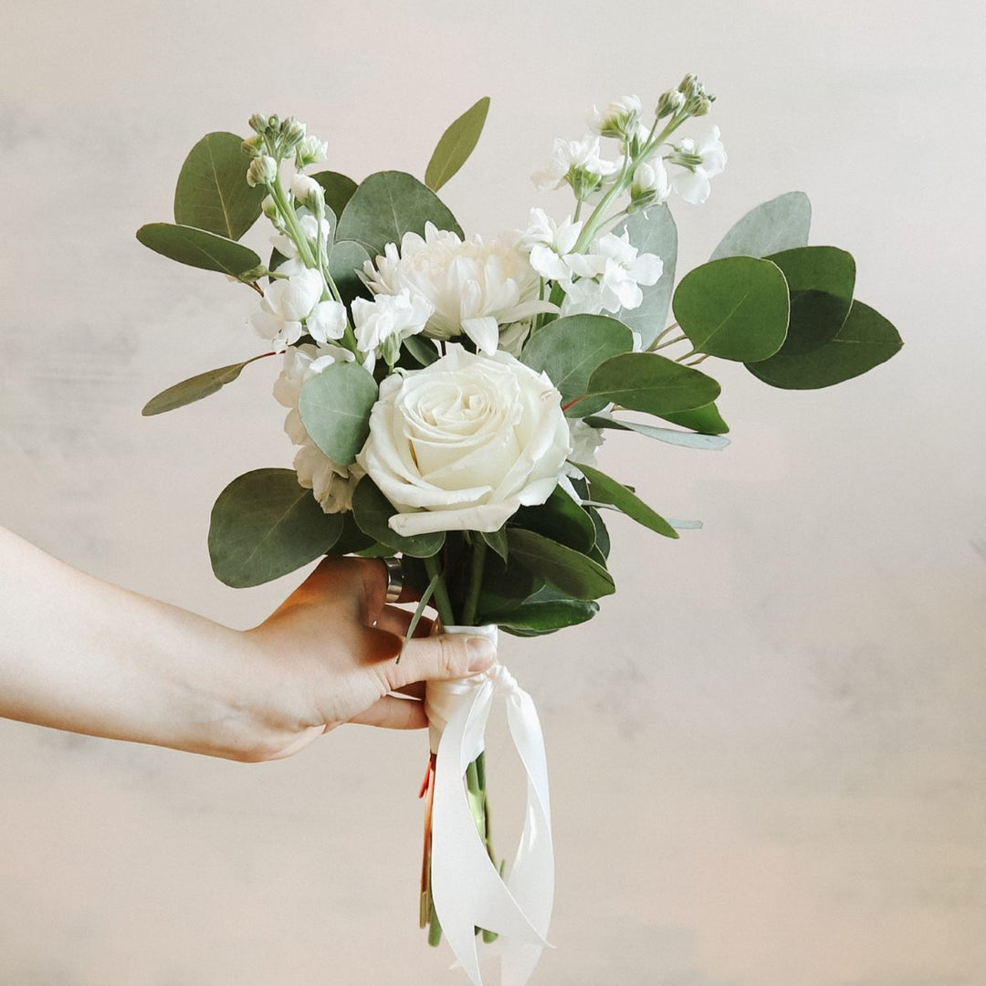 Stacy K Floral | Aisle Flowers, bouquet | A petite wrap designed to hang on the aisle side of the pew.