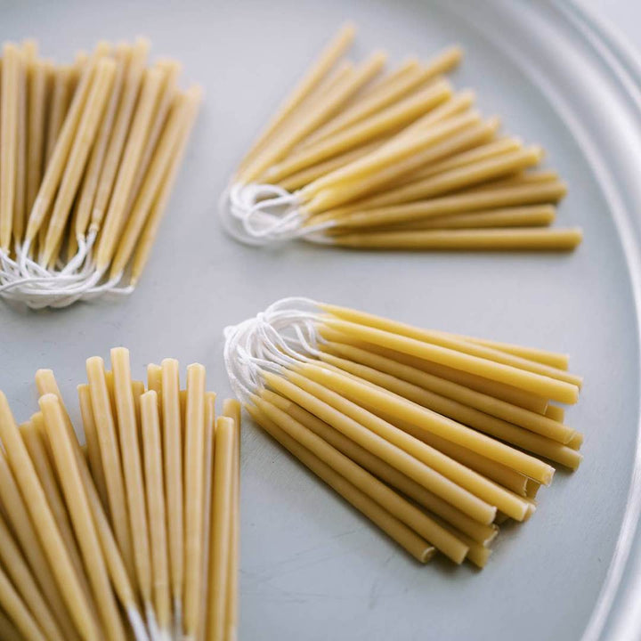 Anellabees | Wax candles on a gray plate.