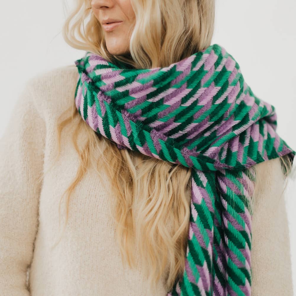 Pretty Simple | Cold Morning Houndstooth Scarf: Green | Close up on the texture.