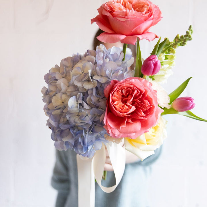 Bouquet of pink roses and hydrangeas with a blurred background