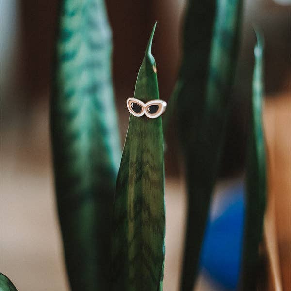  Eufolia | Audrey | Sunglasses Plant Magnet on a plant leaf